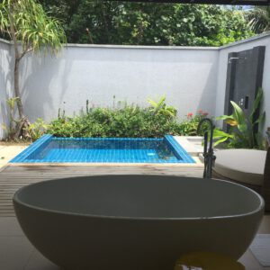 Offenes Badezimmer mit eigenem Pool